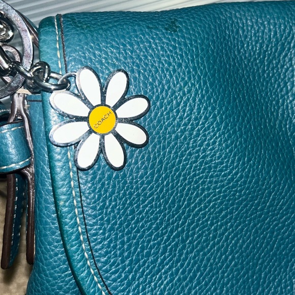Daisy Coach Keychain - Picture 1 of 3
